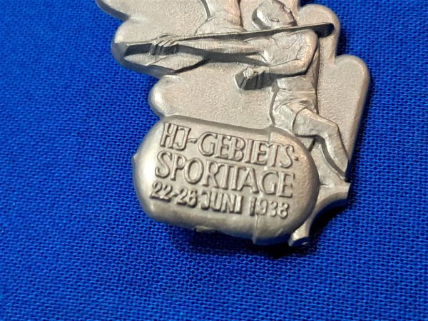 world-war-two-hitler-youth-sports-day-rally-tinnie-pin-made-of-plastic-excellent-condition