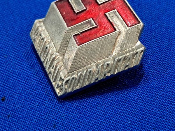 world-war-two-german-party-solidarity-national-pin-tinnie-aluminum-construction-with-red-swastika