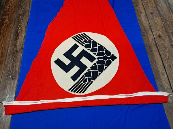 world-war-two-womans-r-a-d-pennant-youth-large-80-inches-long-with-rope-loops-end-scarce-unissued