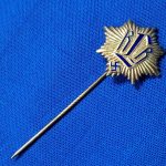 german-world-war-two-stickpin-r-l-b-member-1st-pattern-large-sunburst-with-enamel-letters-maker-marked