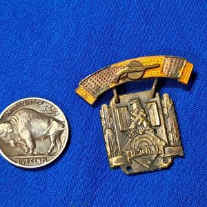 world-war-two-german-shooting-medal-chipped-enamel-pistol-class-eagle-with-swastika-original-pin-on-back