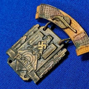 world-war-two-german-shooting-medal-chipped-enamel-pistol-class-eagle-with-swastika-original-pin-on-back