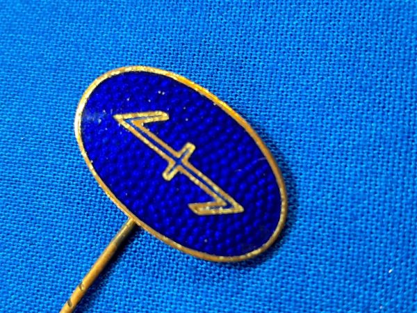 german-world-war-two-stick-pin-wolf-hook-wolfsangel-on-blue-enamel-oval-twisted-wire-correct