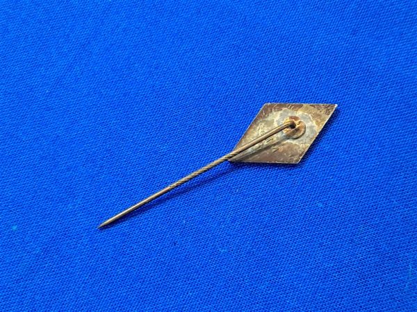 german-world-war-two-student-bund-membership-pin-stickpin-twisted-correct-wire-red-and-white-enamel-triangle