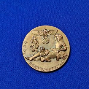 german-world-war-two-tinnie-for-rechs-party-day-1939-with-woman-grapes-and-wheat-on-the-bronzed-zinc-front-original-pin-maker-marked