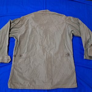 vietnam-war-early-1st-patern-jungle-tunic-top-with-theater-made-embroidered-insignia-and-master-pilot-wings-very-scarce-excellent-used-condition