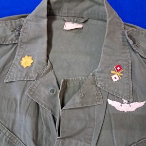 vietnam-war-early-1st-patern-jungle-tunic-top-with-theater-made-embroidered-insignia-and-master-pilot-wings-very-scarce-excellent-used-condition