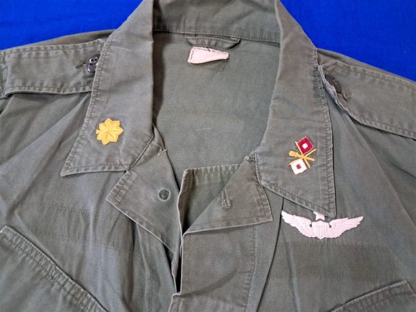 vietnam-war-early-1st-patern-jungle-tunic-top-with-theater-made-embroidered-insignia-and-master-pilot-wings-very-scarce-excellent-used-condition