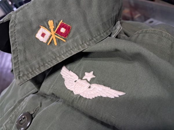 vietnam-war-early-1st-patern-jungle-tunic-top-with-theater-made-embroidered-insignia-and-master-pilot-wings-very-scarce-excellent-used-condition