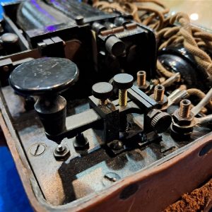 world-war-one-field-model-1914-buzzer-phone-light-weight-in-leather-case-complete-with-tools-and-head-sets-1918 dated